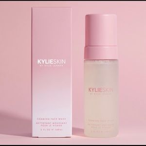 KYLIESKIN By Kylie Jenner Foaming Face Wash